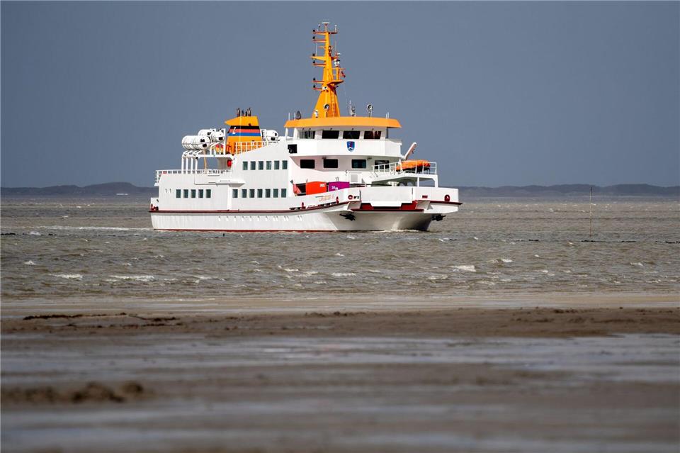 Reisende sollen sich wegen erwarteter höherer Wasserstände über Fährabfahrten von und zu den Inseln vor Reisebeginn informieren. (Archivbild) Hauke-Christian Dittrich/dpa