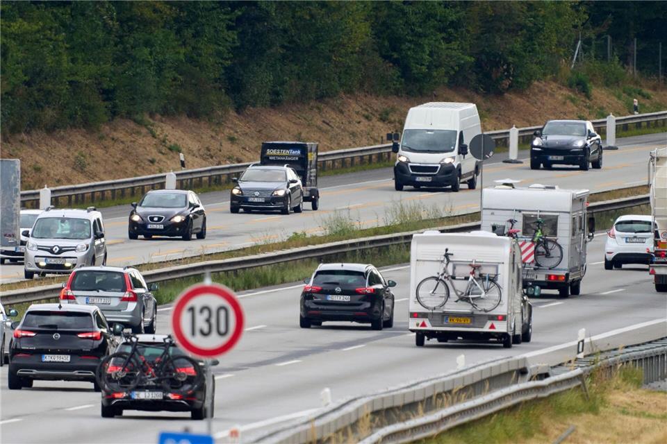 Reisende sollten sich vor der Fahrt über ihre Routen informieren. (Symbolbild)Thomas Frey/dpa