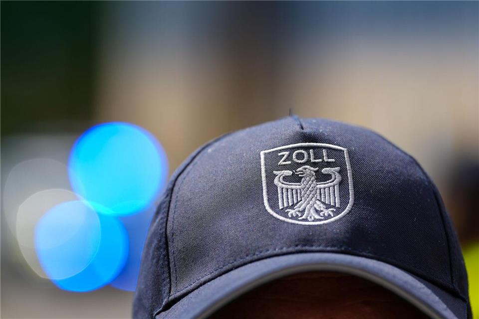 Reisende sowie auch der gewerbliche Warenverkehr werden vom Zoll routinemäßig stichprobenartig kontrolliert (Symbolbild).Soeren Stache/dpa