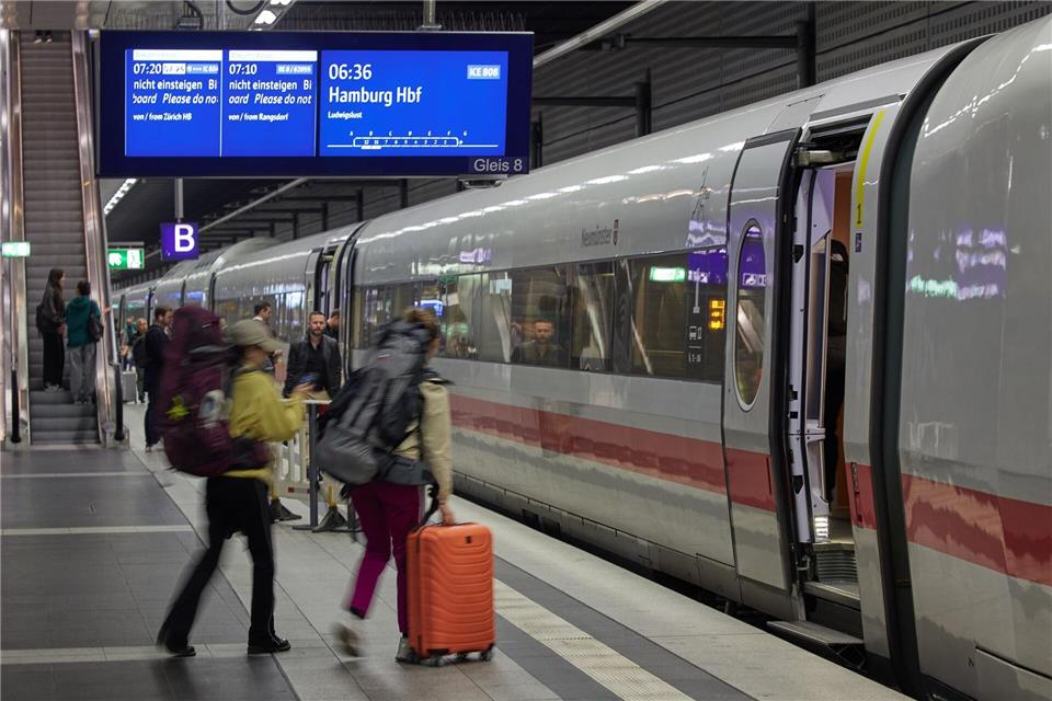 Reisen zwischen Hamburg und Berlin haben abgenommen Reisende steigen am Berliner Hauptbahnhof in einen Zug nach Hamburg. (Archivbild) Joerg Carstensen/dpa