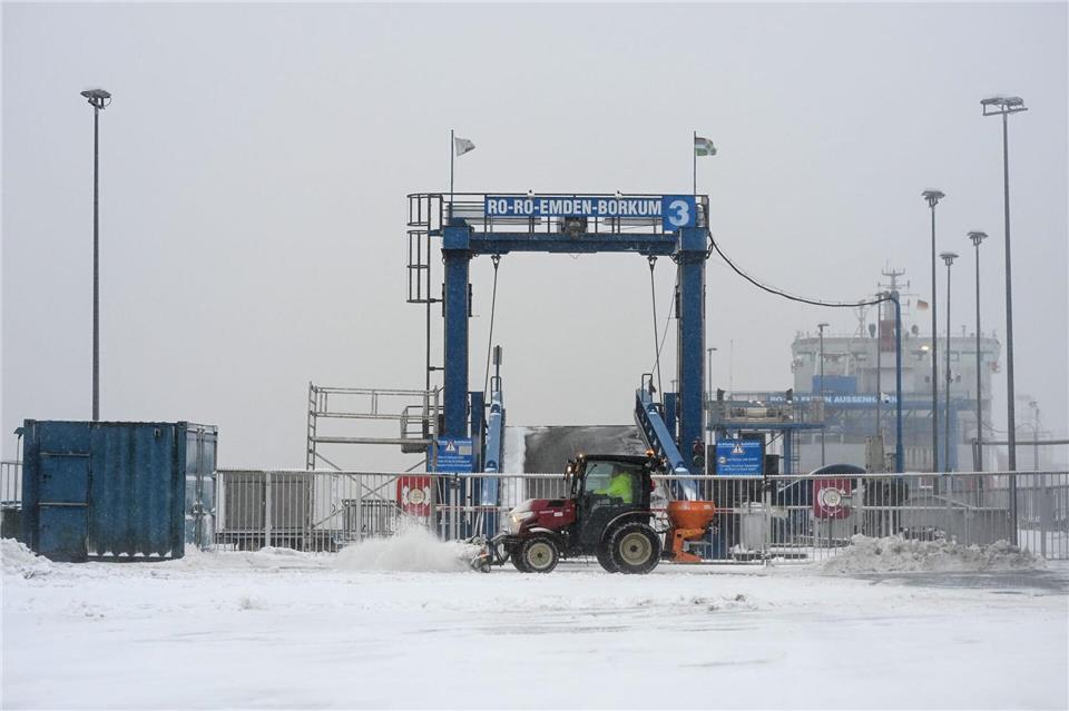 Reisende von und zu den ostfriesischen Inseln sollten vor Fahrtantritt die Fahrpläne der Fähre überprüfen.Lars Penning/dpa