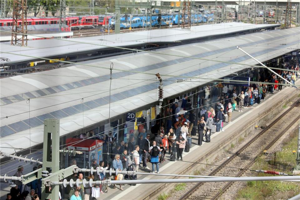Reisende warten am Bahngleis in Ulm: Wegen einer Oberleitungsstörung fuhren an dem wichtigen Bahn-Knotenpunkt nur vereinzelt Züge. Ralf Zwiebler/dpa