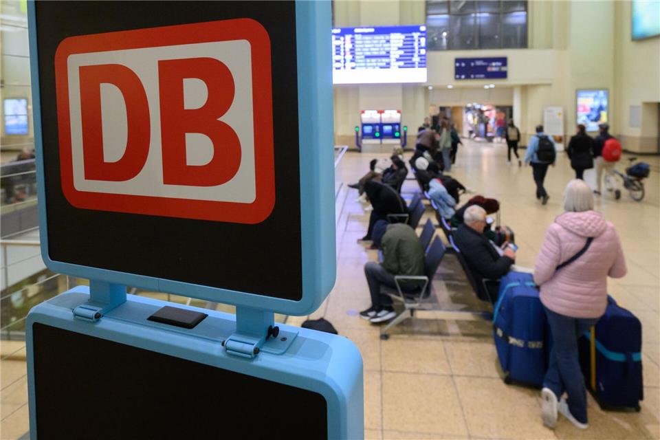 Reisende warteten am Morgen am Hauptbahnhof in Hannover.Julian Stratenschulte/dpa