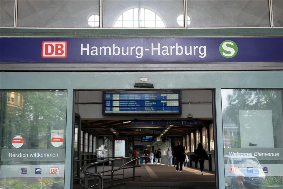 Reisende retten Frau zwischen Zug und Gleis in Harburg Reisende ziehen eine gestürzte Frau vor dem Zug in Harburg zurück auf den Bahnsteig. (Symbolbild)Marcus Brandt/dpa