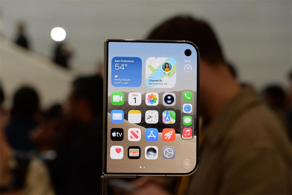 Reisepass-Format: Apple verlagert das Dock und Statusanzeigen auf die Seite, um dem neuen Formfaktor gerecht zu werden.Andrej Sokolow/dpa