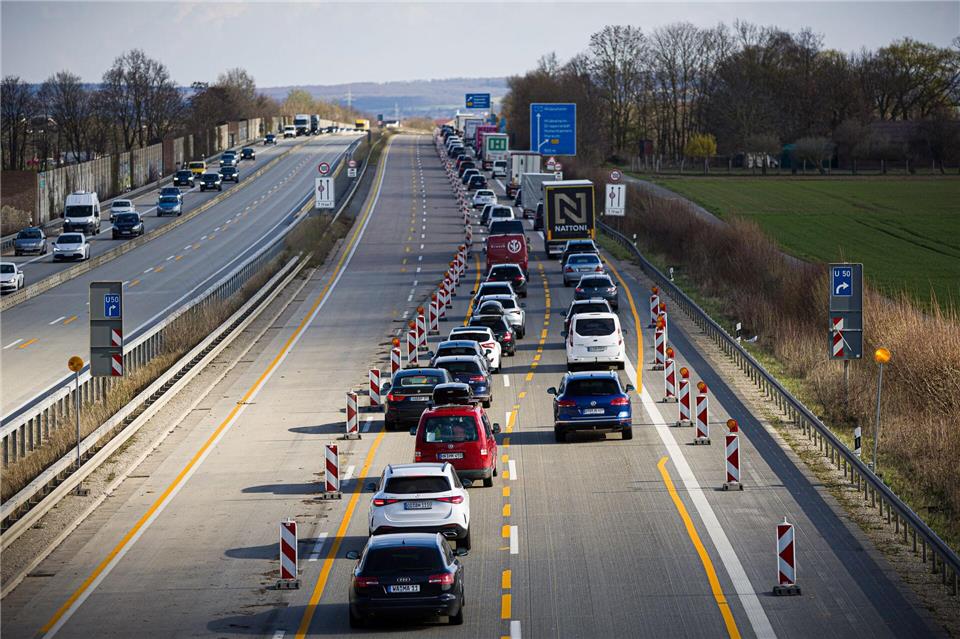Reiseverkehr, Berufsverkehr und dann noch Baustellen auf der Autobahn - eine stauanfällige Kombination. (Archivbild)Moritz Frankenberg/dpa