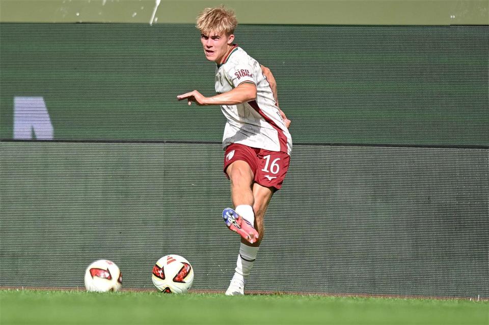 Reist im Alter von 21 Jahren erstmals zur Nationalmannschaft: Augsburg-Profi Hennes Behrens. (Archivbild)Harry Langer/dpa