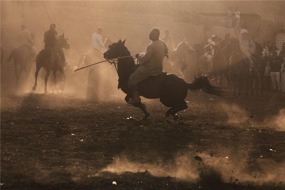 Reiter verschiedener Stämme treten während der traditionellen Pferdesportveranstaltung „Al-Mermah“ in Ägypten gegeneinander an.Amr Nabil/AP/dpa