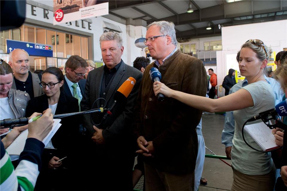 Dieter Reiter: 2015 war eine „Sternstunde“ Reiter war damals am Bahnhof (Archivbild).picture alliance / dpa