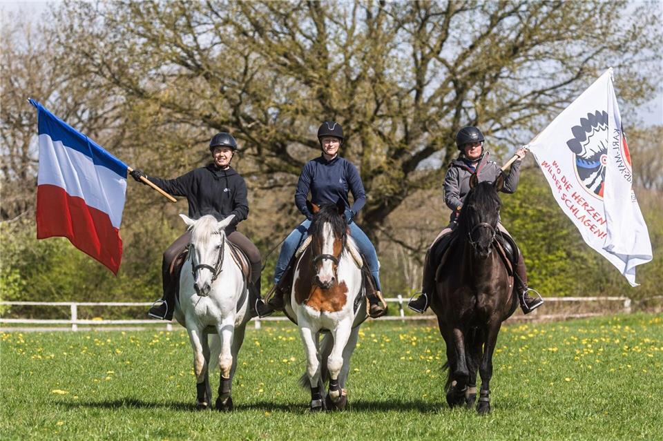 Reiterinnen trainieren mit Pferden der Karl-May-Spiele das Reiten zwischen wehenden Fahnen.Markus Scholz/dpa