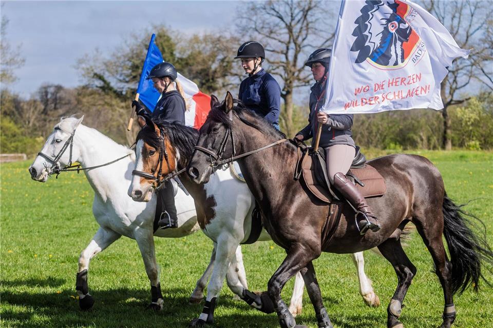 Reiterinnen trainieren mit Pferden der Karl-May-Spiele das Reiten zwischen wehenden Fahnen.Markus Scholz/dpa