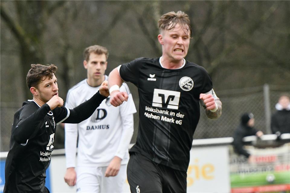 Rekener Torjubel: Doppeltorschütze und Kapitän Raphael Niehoff nach seinem befreienden 1:0 (links Luca Knüver, Torschütze zum 2:0).