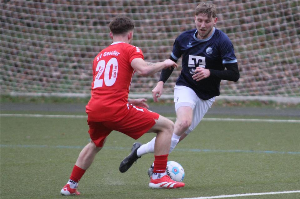 Rekens Moritz Ewering (rechts) setzt sich in dieser Szene gegen den Gescheraner Mika Büger durch.