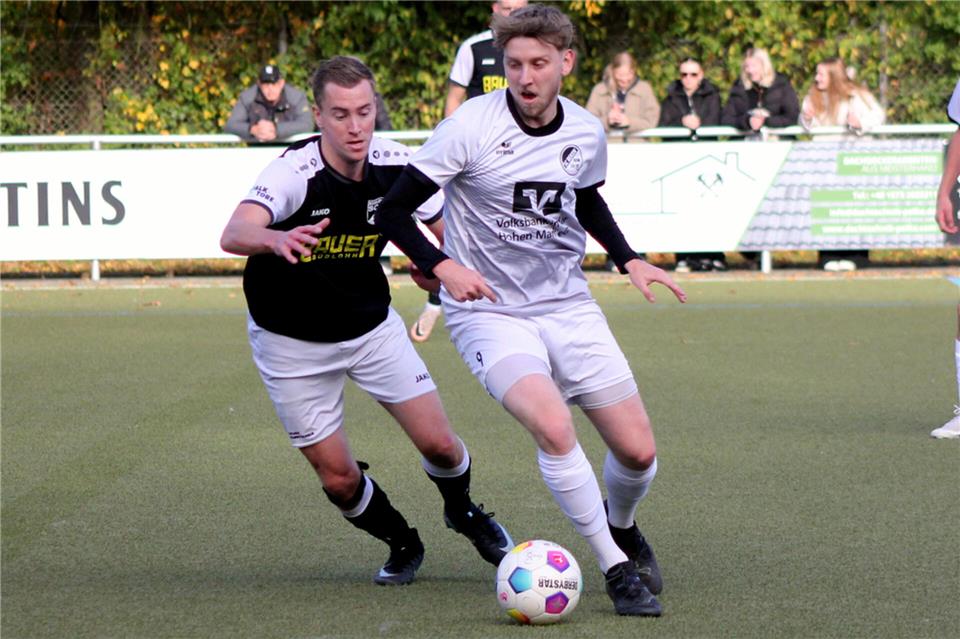 Reken im Herbstblues beim 1:5 Rekens Moritz Ewering (rechts) und seine Mitspieler fanden gegen Südlohns Abwehr nur wenig Lücken für aussichtsreiche Torabschlüsse.