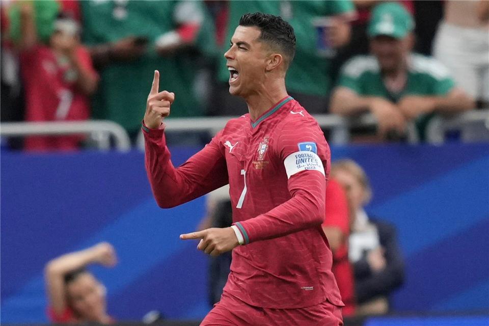Rekord beim WM-Spiel der Portugiesen gegen Usbekistan: Ronaldo ist der erste Spieler, der bei sechs Weltmeisterschaften getroffen hat.Eric Gay/AP/dpa
