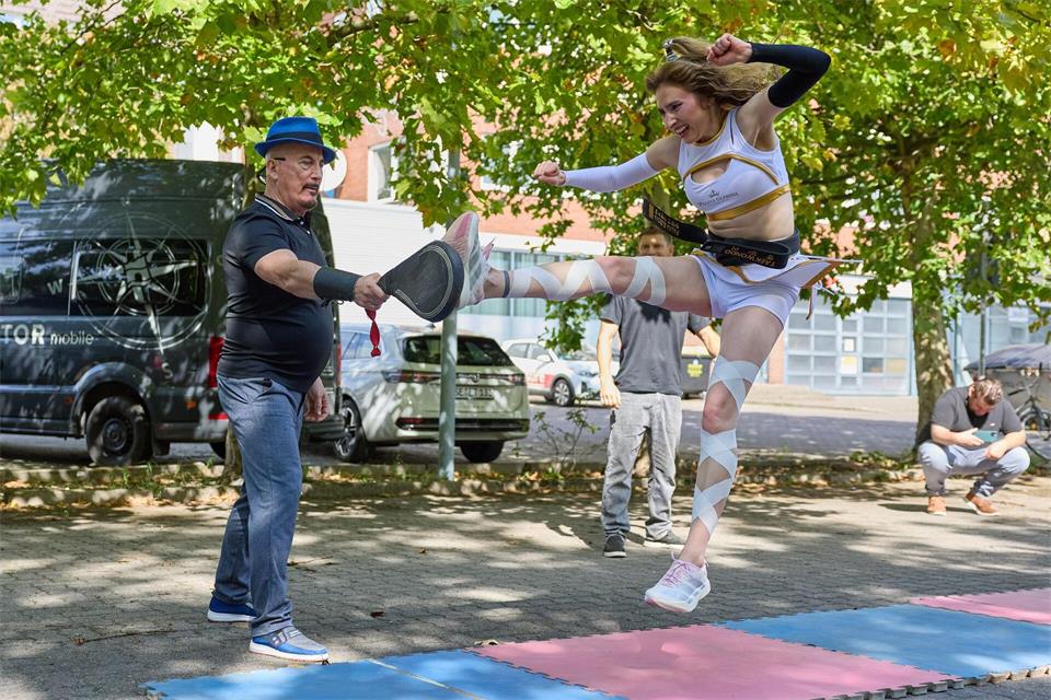 Rekordjägerin Palina Glebova stellt beim weitesten freihändigen Kampfsport-Kick einen Rekord von 2,64 Meter auf.Georg Wendt/dpa