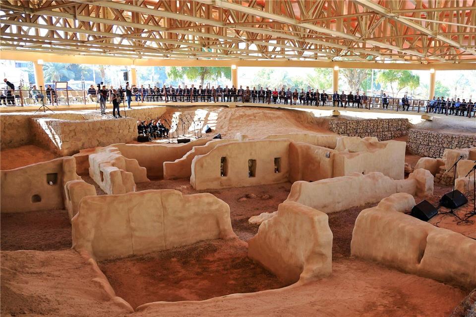 Religiöse und säkulare Würdenträger nehmen an der Eröffnungszeremonie für ein eines Besucherzentrum an der angeblich ältesten Kirchen der Welt in Akaba teil.Raad Adayleh/AP/dpa