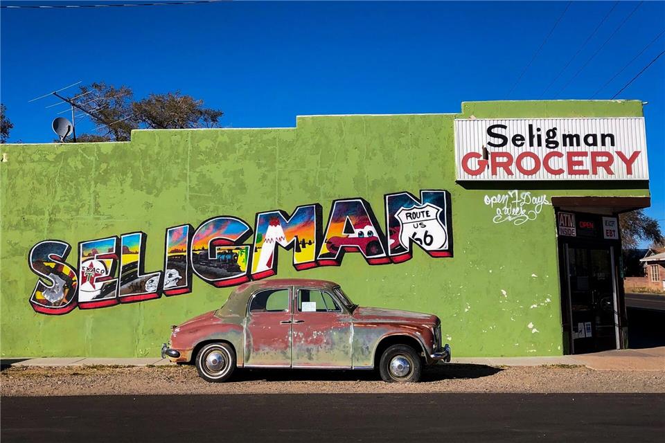 Relikte alter Zeiten in Arizona: In Seligman steht dieser Lebensmittelladen mit Oldtimer vor der Tür.Ralf Johnen/dpa-tmn