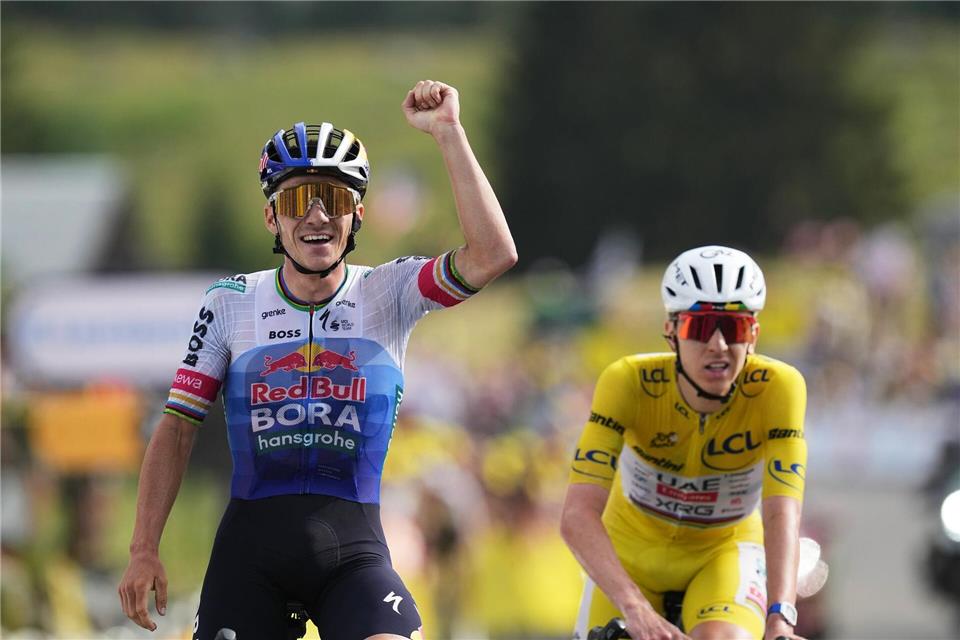 Remco Evenepoel und Tadej Pogacar beschweren sich über die nächtlichen Dopingkontrollen..Thibault Camus/AP/dpa