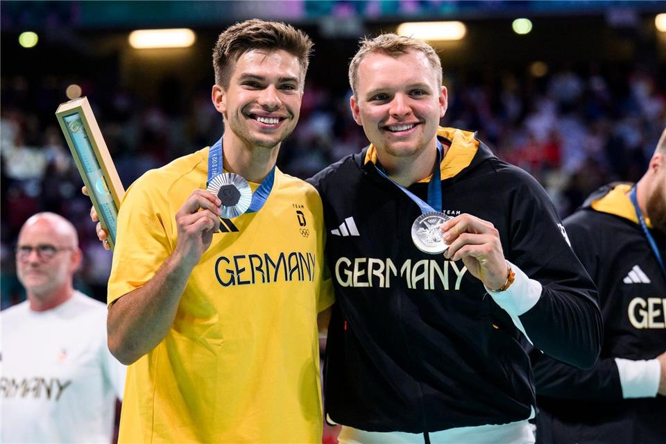 Renars Uscins (l) jubelt mit Justus Fischer über Olympia-Silber. (Archivbild)Tom Weller/dpa