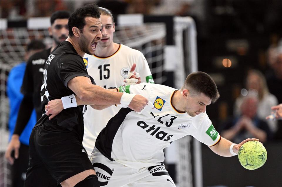 Renars Uscins (r) soll vor einem Wechsel nach Frankreich stehen. (Archivbild)Federico Gambarini/dpa