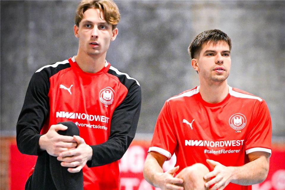 Renars Uscins (r) steht den deutschen Handballern zum EM-Auftakt zur Verfügung.Sina Schuldt/dpa