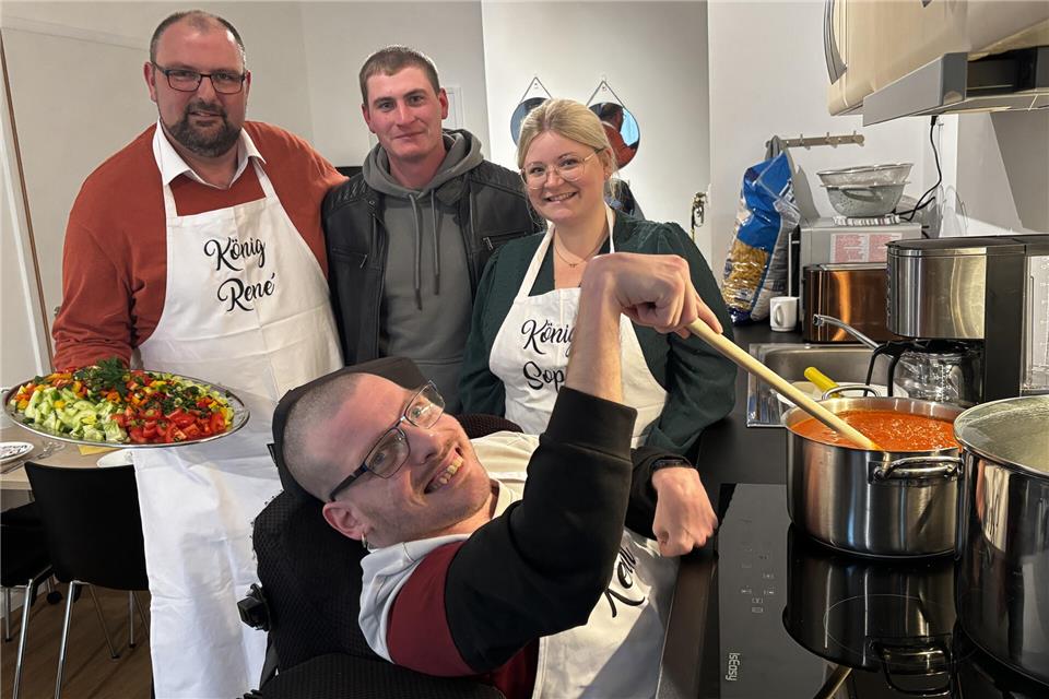 René Verhey, Jan-Philipp Küdde und Sophia Tauer (von links) weihen mit Kevin Stengel die neue Küche ein.