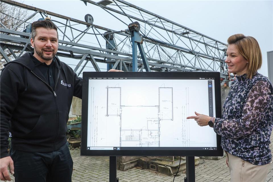 Rene und Eva Uebbing haben ein 43-Zoll-Tablet entwickelt, das auf der Baustelle unter anderem die aktuellen Pläne darstellen kann.