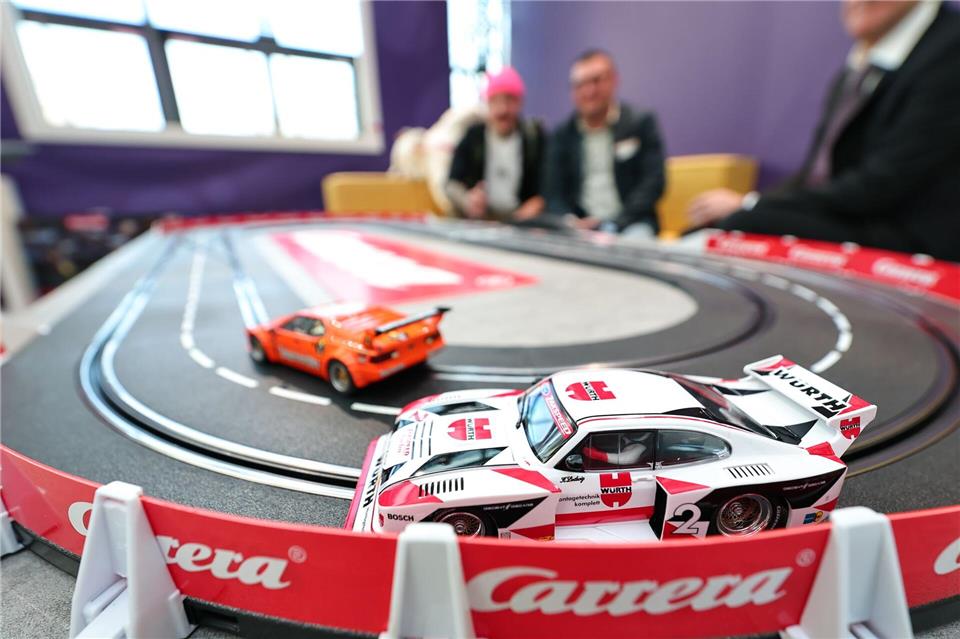 Rennautos gehören auch zu den Spielzeugen, für die sich Erwachsene interessieren.Daniel Karmann/dpa