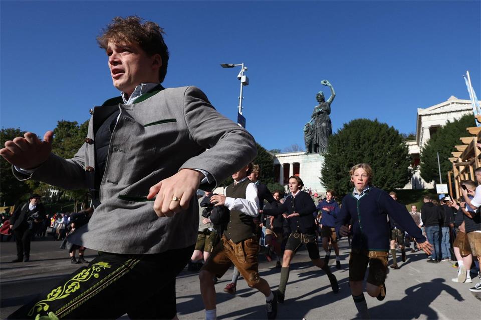 Rennend ging es zum Festzelt.Karl-Josef Hildenbrand/dpa