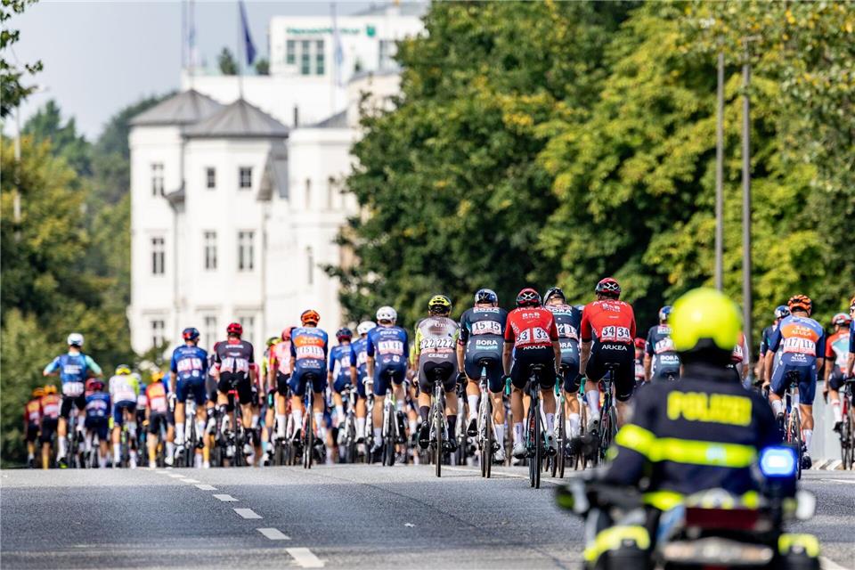 Rennradfahren ist ein beliebter Trendsport. Das zeigen auch die Cyclassics mit rund 11.000 Teilnehmenden. Doch er birgt auch Gefahren, wie ein Unfall in Hamburg-Kirchwerder zeigt. Axel Heimken/dpa