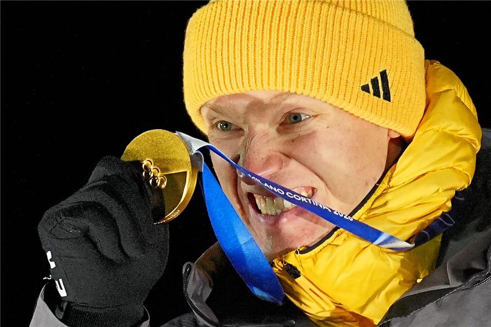 Rennrodler Max Langenhan aus Thüringen holte die erste Gold-Medaille für Deutschland bei den Olympischen Winterspielen in Italien. Michael Kappeler/dpa