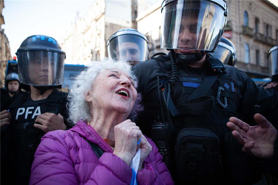 Bilder des Tages Rentner protestieren in Argentinien für die Wiederherstellung ihrer Guthaben und die Wiedereinführung einer 100%igen Deckung für Medikamente und Behandlungen. Dabei treffen sie auch Polizisten in Schutzausrüstung gegen Randalierer.Paula Acunzo/ZUMA Press Wire/dpa