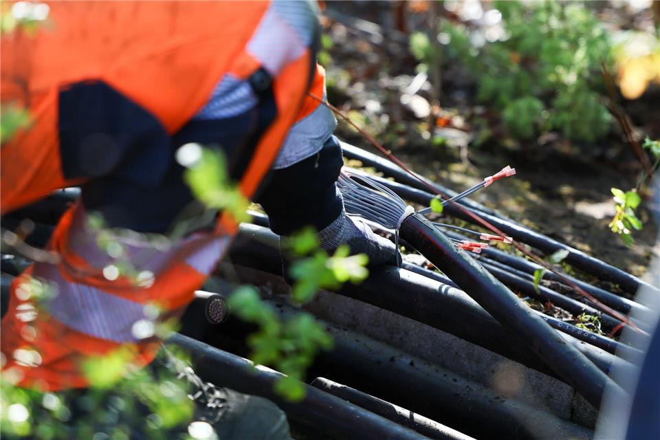 Reparaturarbeiten an durchtrenntem Kabel bei der BahnChristoph Reichwein/dpa