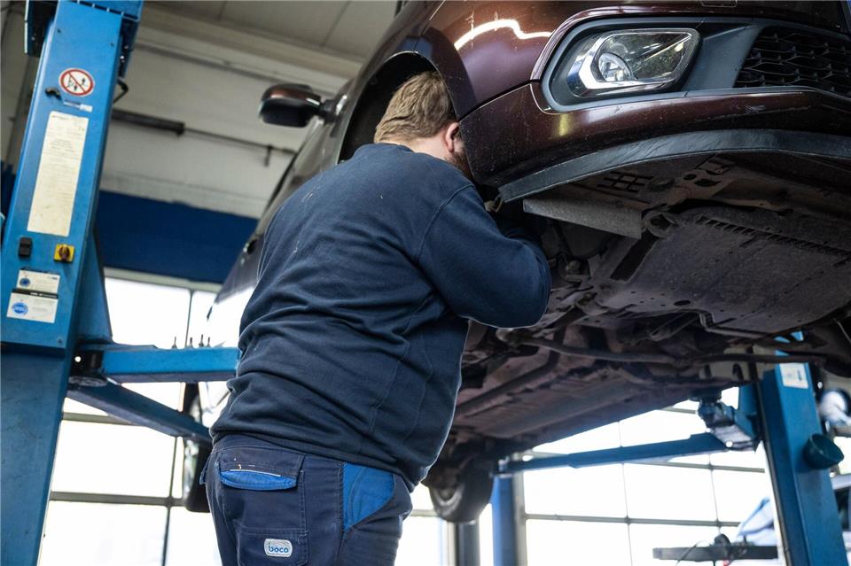 Reparaturen und Wartungen von Autos sind in den vergangenen Jahren deutlich teurer geworden. (Archivbild)Hannes P. Albert/dpa