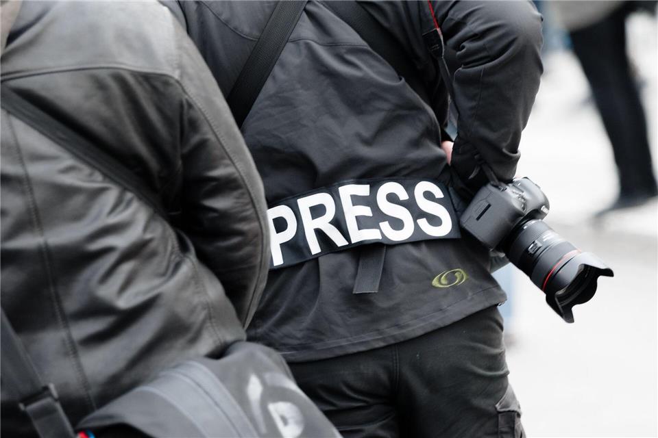 Reporter ohne Grenzen (RSF) hat nach eigenen Angaben im vergangenen Jahr insgesamt 55 Angriffe auf Medienschaffende und Redaktionen dokumentiert und verifiziert. (Archivbild)Markus Scholz/dpa