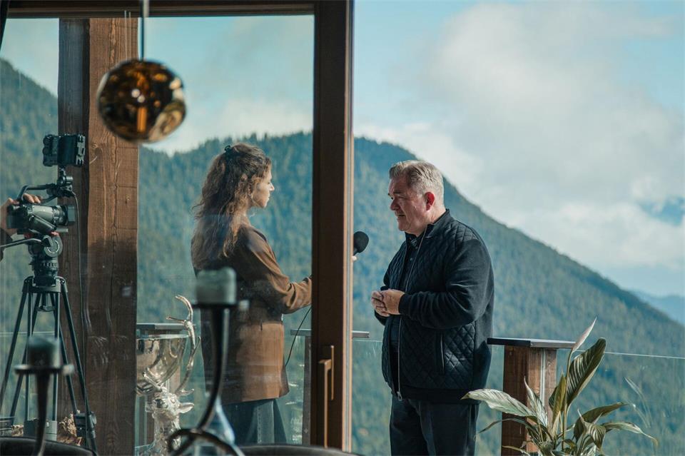 Reporterin Renner (Viktoria Castellano) interviewt den Investor Benedikt Renner (Cornelius Obonya).Nikolett Kustos/ARD Degeto/Programmplanung und Presse/dpa