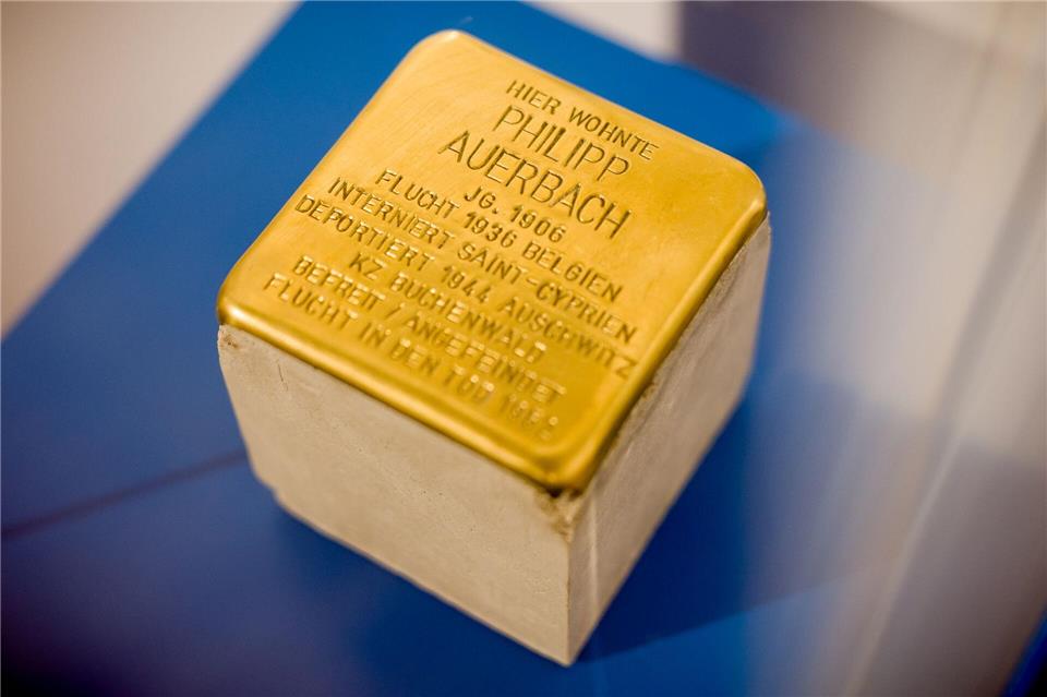 Reproduktion eines Stolpersteins für den Auschwitz-Überlebenden Philipp Auerbach. Moritz Frankenberg/dpa