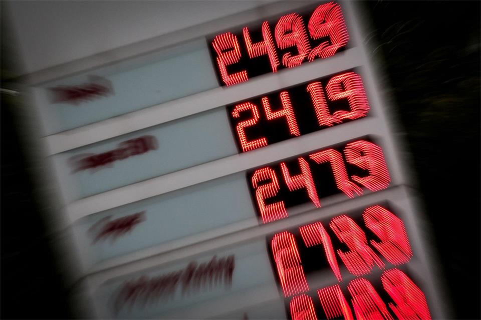 Reservefreigaben sollen eigentlich zur Abwendung einer Mangellage dienen, nicht zur Senkung etwa von Benzin- und Dieselpreisen. (Archivbild). Christian Charisius/dpa