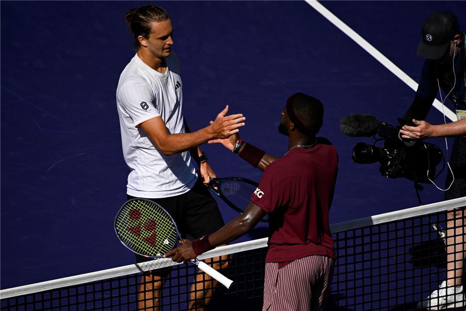 Respekt unter Kollegen: Zverev (links) gewinnt das Achtelfinale gegen Tiafoe.Charles Baus/CSM via ZUMA Press Wire/dpa