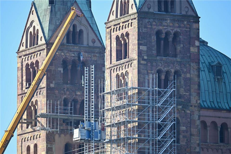 Restauratoren sorgen mit Gerüst, Mörtel und Präzision für den Erhalt des Speyerer Doms. (Archivbild)Uwe Anspach/dpa