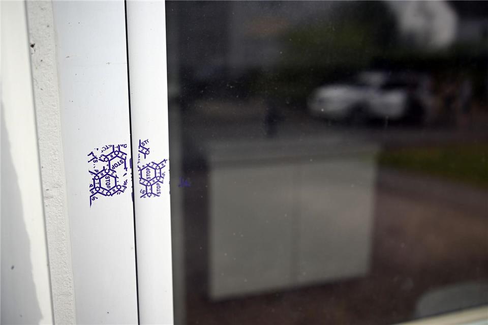 Reste eines Polizeisiegels sind an einem Fenster des mutmaßlichen Tatorts zu sehen.Federico Gambarini/dpa