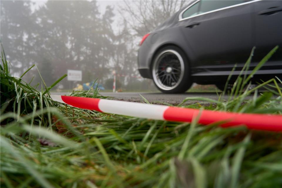 Reste von Flatterband sind noch von der Absperrung nach dem tödlichen Arbeitsunfall in Runkel zu sehen. Sascha Ditscher/dpa