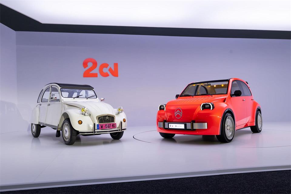 Retro fürs elektrische Zeitalter: Faltdach und Revolverschaltung erinnern bei Citroëns neuer 2CV-Studie (rechts) an die alte Ente (links).Clément Choulot/Citroën/dpa-tmn