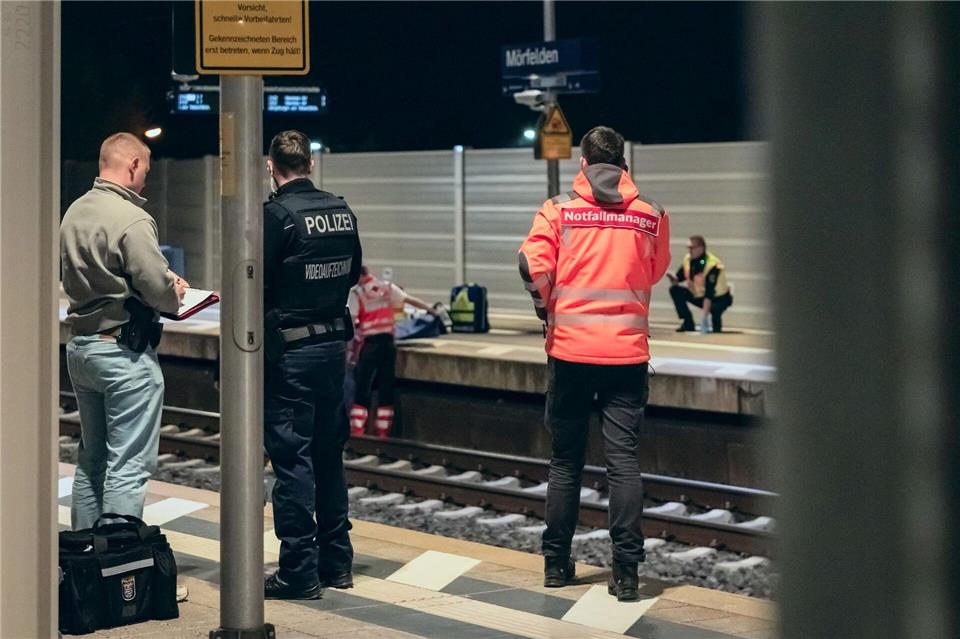 Retter arbeiten am Bahnsteig in Mörfelden.-/5vision.News/dpa