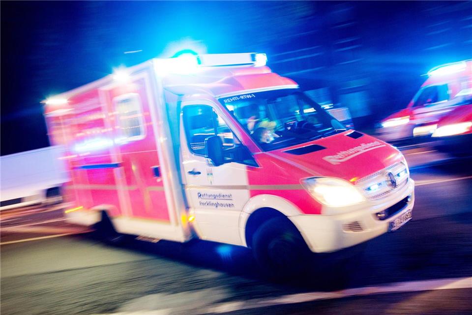 Retter eilten Menschen nach einem Wohnungsbrand in Bochum zu Hilfe. (Symbolbild)Marcel Kusch/dpa