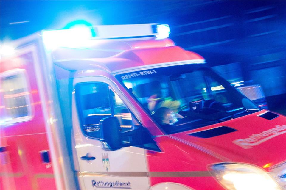 Retter haben versucht, einem leblosen Radfahrer zu helfen. Sie konnten aber nur seinen Tod feststellen.Marcel Kusch/dpa