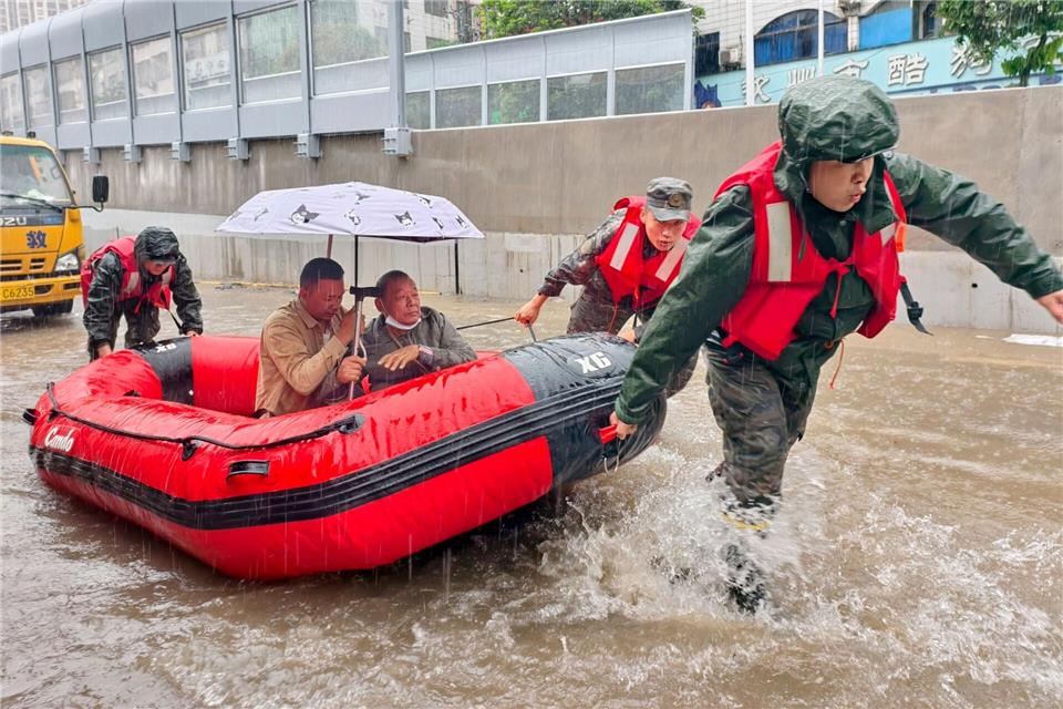 Retter helfen mit Schlauchbooten nach den starken Regenfällen in Qinzhou.Ao Shuaichang/X/XinHua/dpa