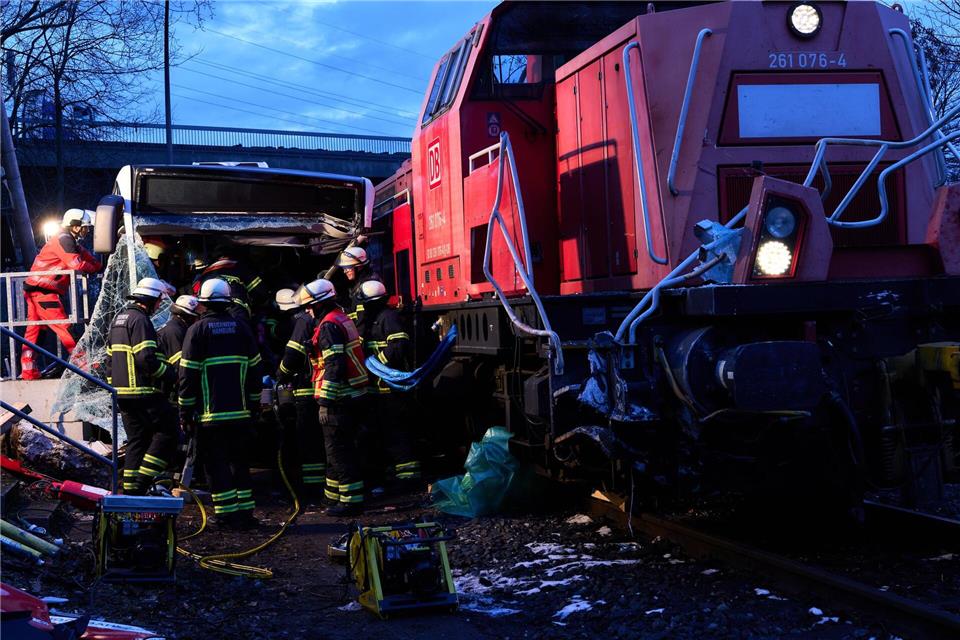 Retter kümmern sich um Verletzte.Marcus Golejewski/dpa