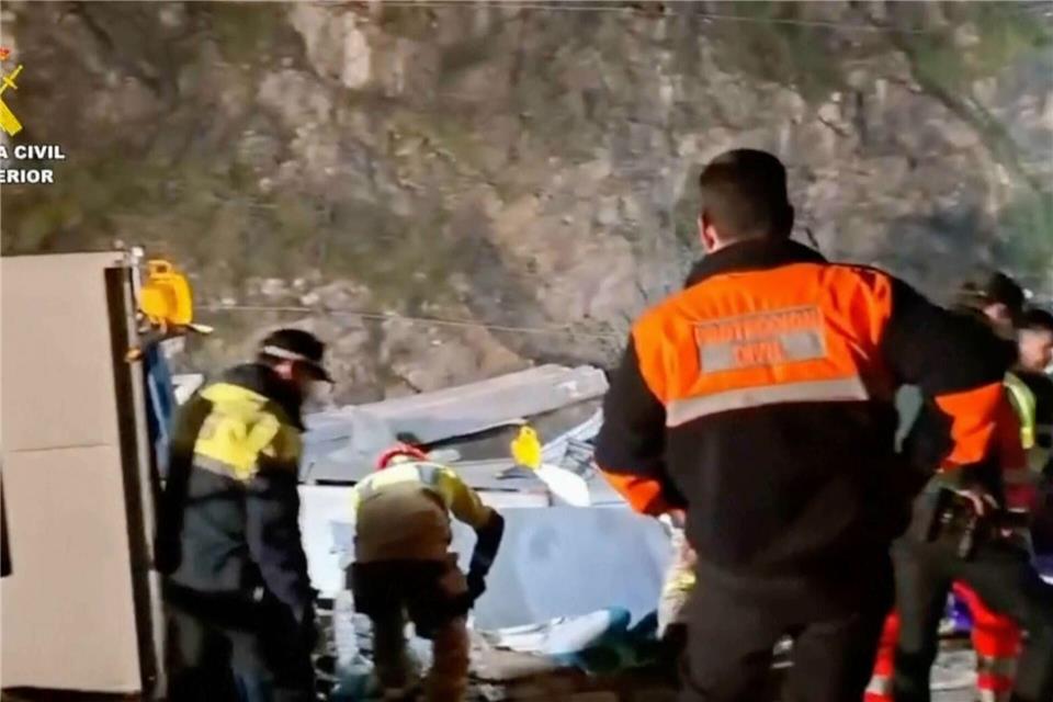 Retter suchten in den Trümmern nach Opfern.Uncredited/Guardia Civil/dpa